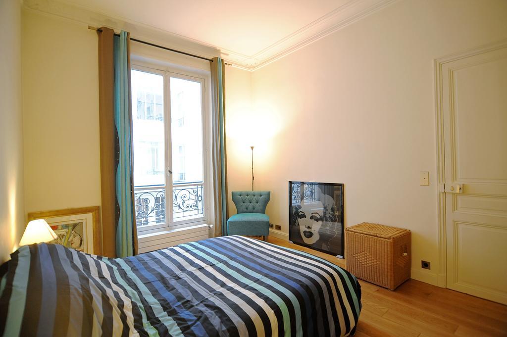 Champs Elysees Homestay - Air Conditioning Paris Bilik gambar