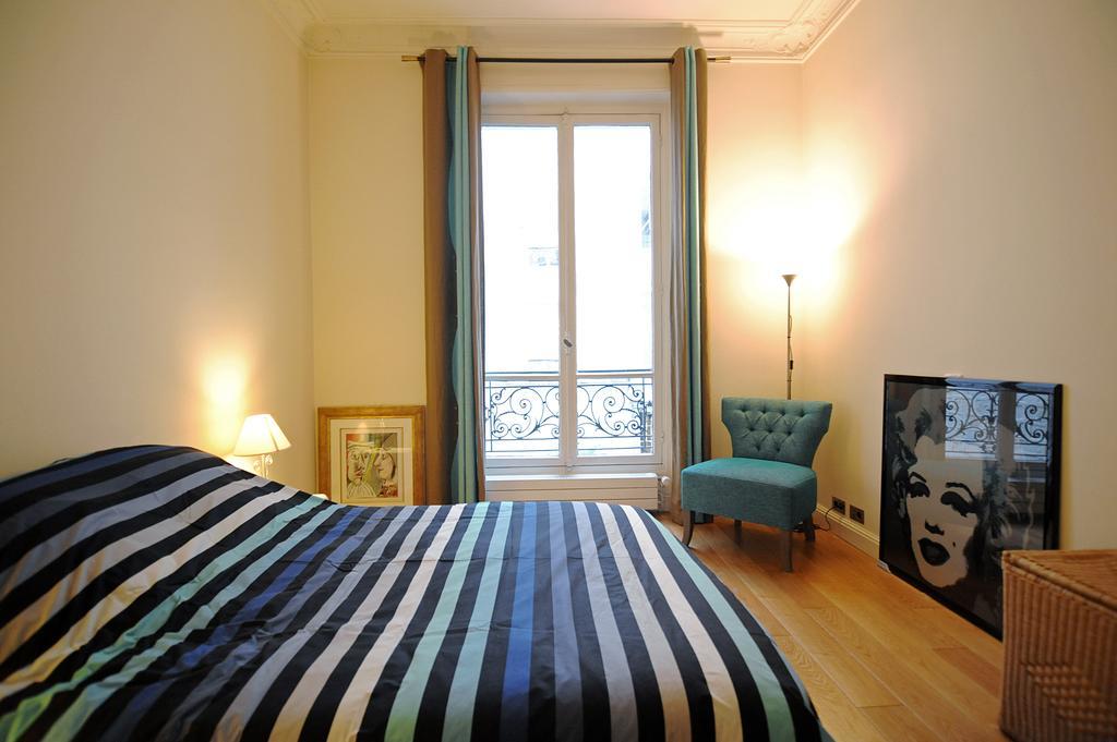 Champs Elysees Homestay - Air Conditioning Paris Bilik gambar
