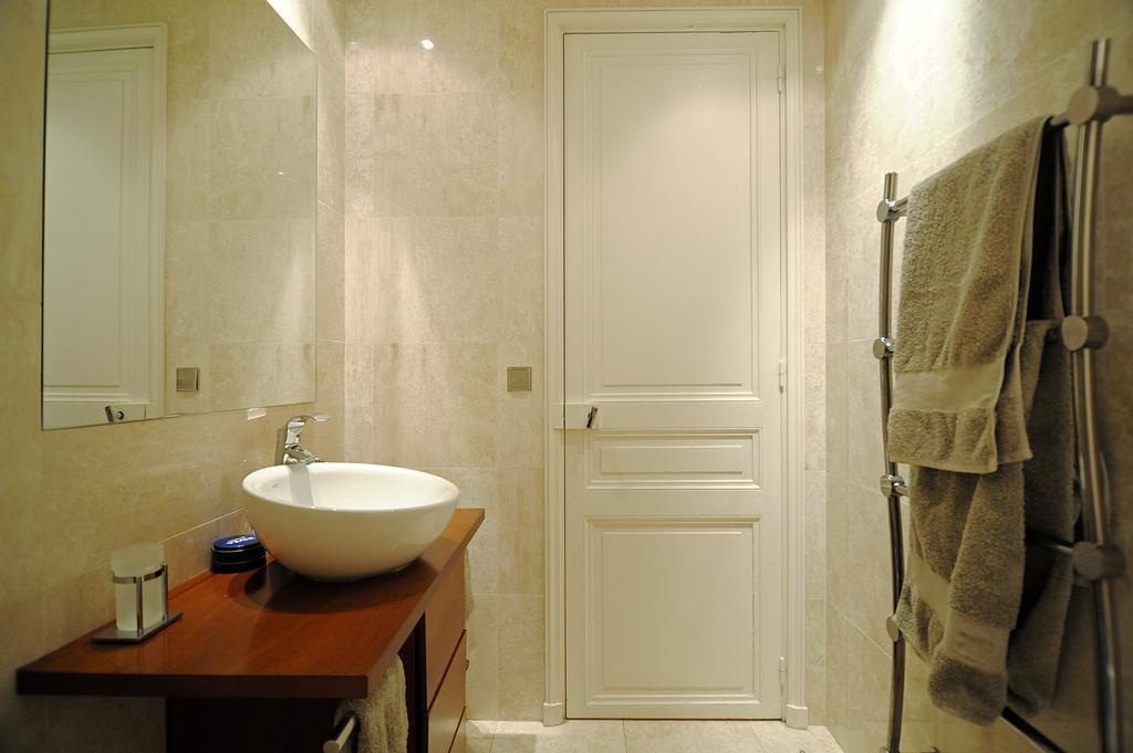Champs Elysees Homestay - Air Conditioning Paris Bilik gambar