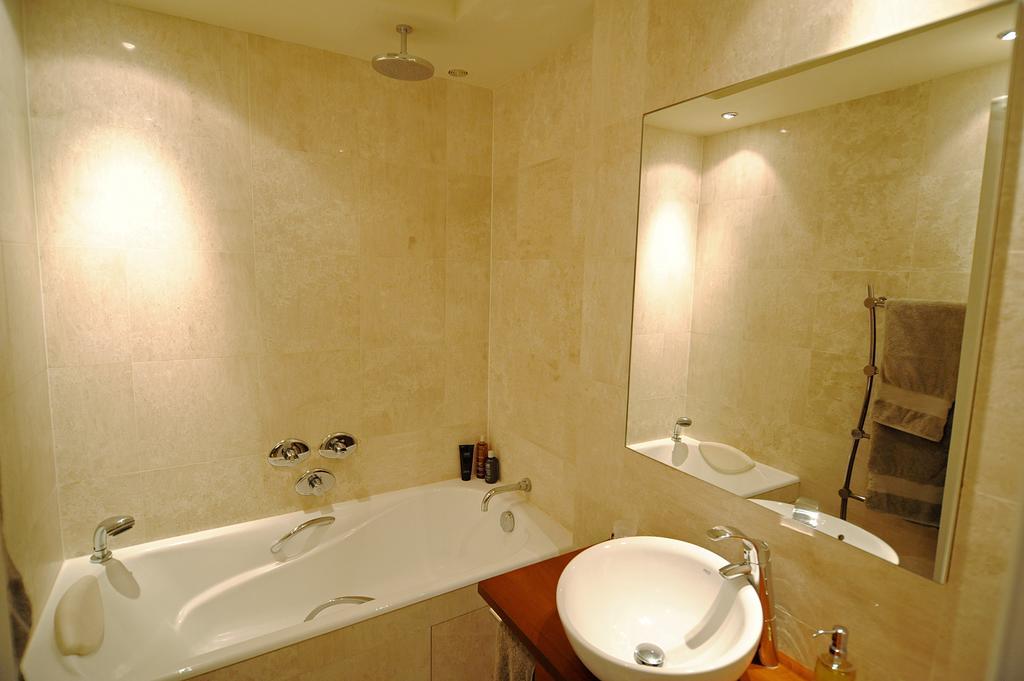 Champs Elysees Homestay - Air Conditioning Paris Bilik gambar